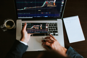 stock market trader analyzing bitcoin price trend WRQ3E2H scaled 1