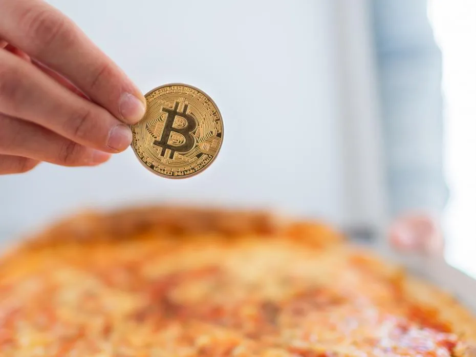 persona paga pizza bitcoin 2350071